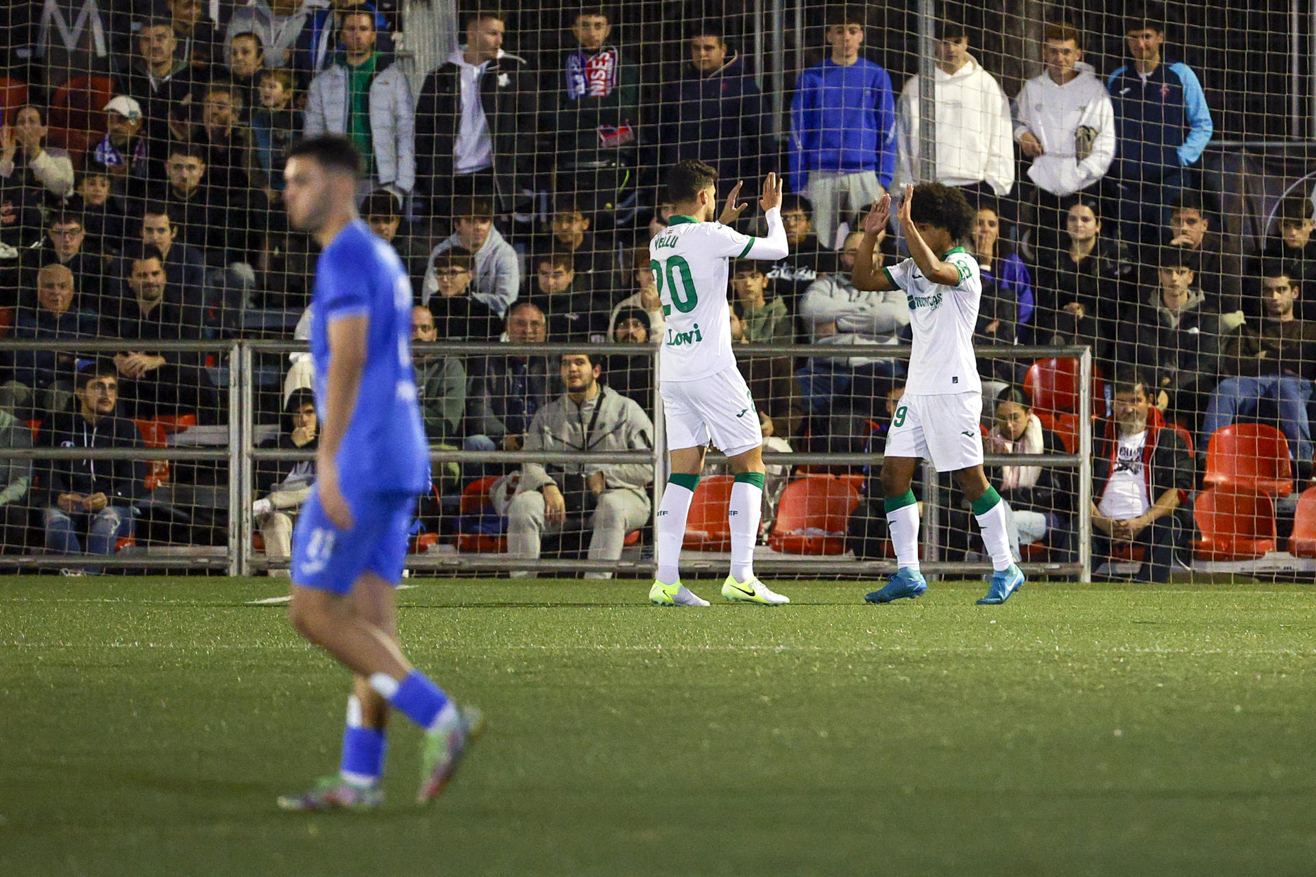 MANISES (VALENCIA), 26/11/2024.- El delantero hispano-dominicano del Getafe Peter González (d) celebra con su compañero Jesús Santiago tras marcar el 0-2 durante el encuentro de primera ronda de Copa del Rey entre Manises CF y Getafe CF, en el campo Vicente Martínez Catalá de Manises (Valencia). EFE/ Manuel Bruque
