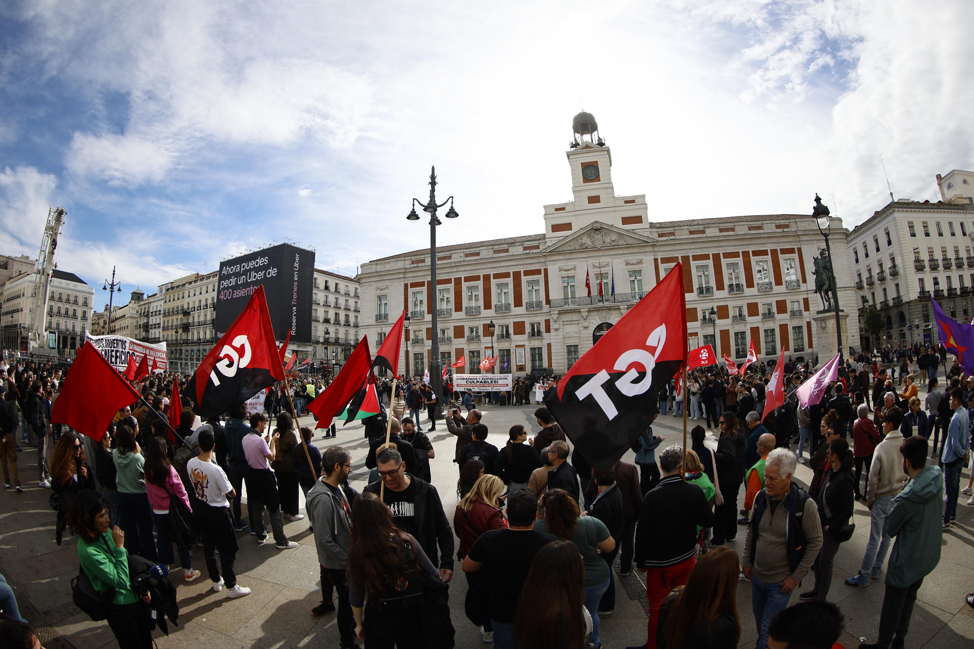 Vista de la manifestación en solidaridad con los afectados por la dana y para exigir responsabilidades en la Puerta del Sol en Madrid este domingo. EFE/ Rodrigo Jiménez
