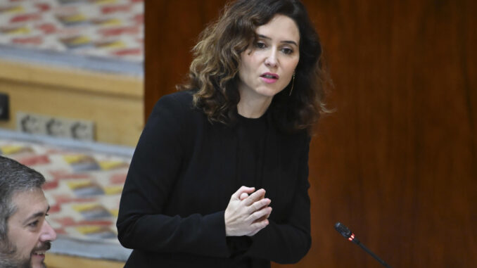 La presidenta de la Comunidad de Madrid, Isabel Díaz Ayuso interviene en el pleno de la Asamblea de Madrid celebrado este jueves. EFE/ Fernando Villar
