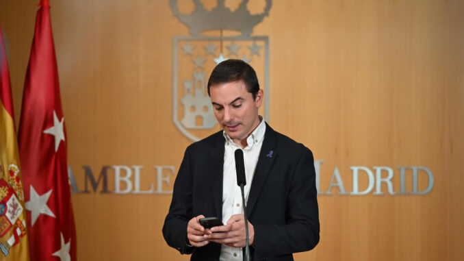 El portavoz del PSOE-M Juan Lobato comparece ante la prensa en el marco del pleno de la Asamblea de Madrid celebrado este jueves. EFE/ Fernando Villar
