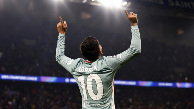 Ángel Correa celebra su gol ante el PSG, que dio al Atlético la victoria en el Parque de los Príncipes de París. EFE/EPA/MOHAMMED BADRA
