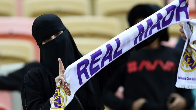 Una aficionada del Real Madrid anima a su equipo momentos antes de la final de la Supercopa de Españaen el estadio King Abdullah Sports Center de Yeda, en Arabia Saudí. EFE/ Ali Alqarni/Archivo
