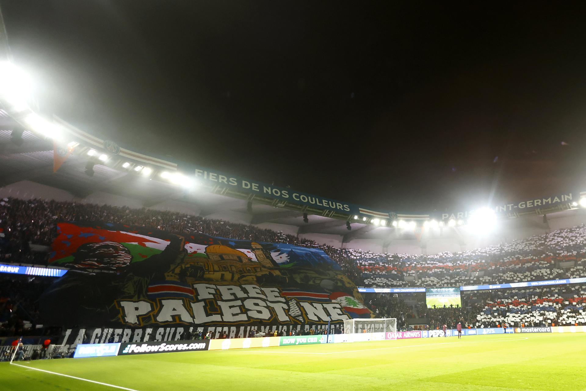 Hicnhas del PSG piden la Libertad de Palestina antes del partido de la UEFA Champions League entre Paris Saint-Germain y Atletico Madrid, en París, Francia. EFE/EPA/MOHAMMED BADRA
