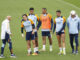 -El entrenador italiano del Real Madrid Carlo Ancelotti (d), el delantero brasileño francés Kylian Mbappé (3d), y el centrocampista ingés Jude Bellingham (3i), este viernes durante el entrenamiento en la Ciudad Deportiva de Valdebebas.-EFE/ Mariscal