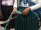 Una mujer sostiene una onda o 'Waraka' durante un entrenamiento en Parotani (Bolivia). EFE/ Luis Gandarillas