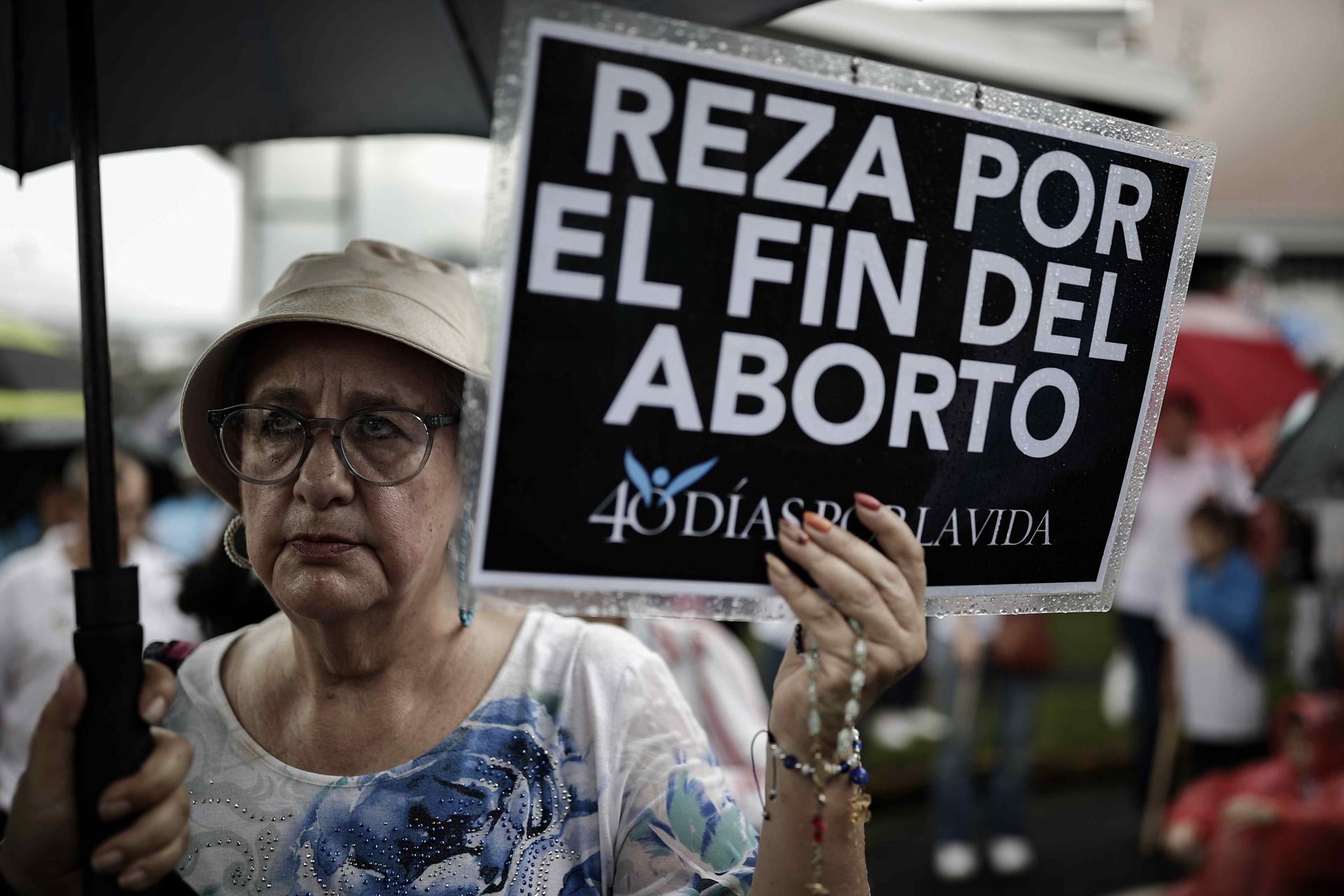 Una persona se manifiesta en contra del aborto durante una marcha llamada "Un kilómetro por la vida", este domingo en San José (Costa Rica). EFE/ Jeffrey Arguedas
