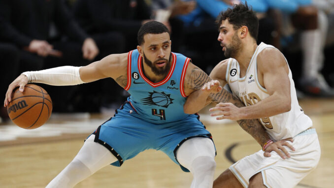 El brasileño Raúl Neto (derecha), en su etapa de Cleveland Cavaliers, protege el balón ante el escolta alemán de los Phoenix Suns, Duane Washington Jr, en un partido de la temporada 2023 de la NBA. EFE/ David Maxwell
