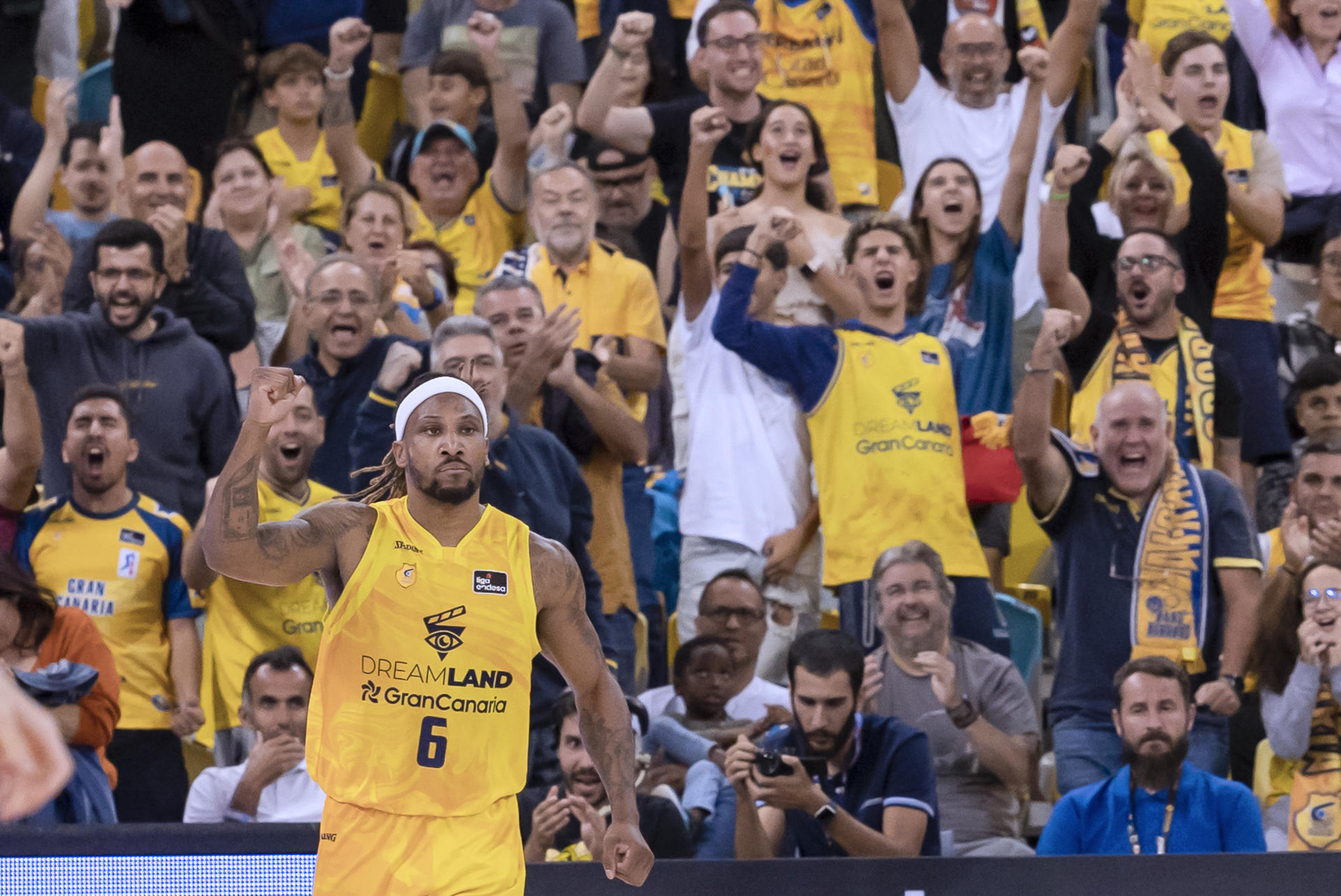 Las Palmas de Gran Canaria, 03/11/2024.- El base francés de Gran Canaria, Andrew Albicy, durante el encuentro correspondiente a la fase regular de la Liga Endesa que disputan hoy domingo Gran Canaria y Baskonia en el Gran Canaria Arena. EFE/Quique Curbelo.
