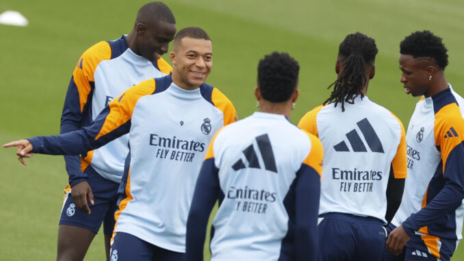 El delantero francés del Real Madrid Kylian Mbappé (2i), este viernes durante el entrenamiento en la Ciudad Deportiva de Valdebebas.-EFE/ Mariscal
