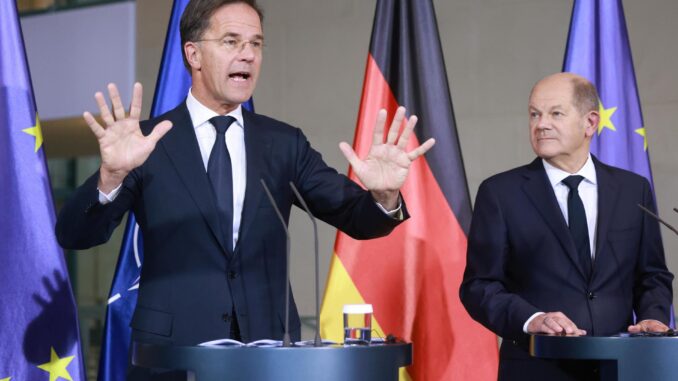 El canciller alemán, Olaf Scholz, (D) y el secretario general de la OTAN, Mark Rutte, en Berlín el 4 de noviembre de 2024. EFE/EPA/CLEMENS BILAN
