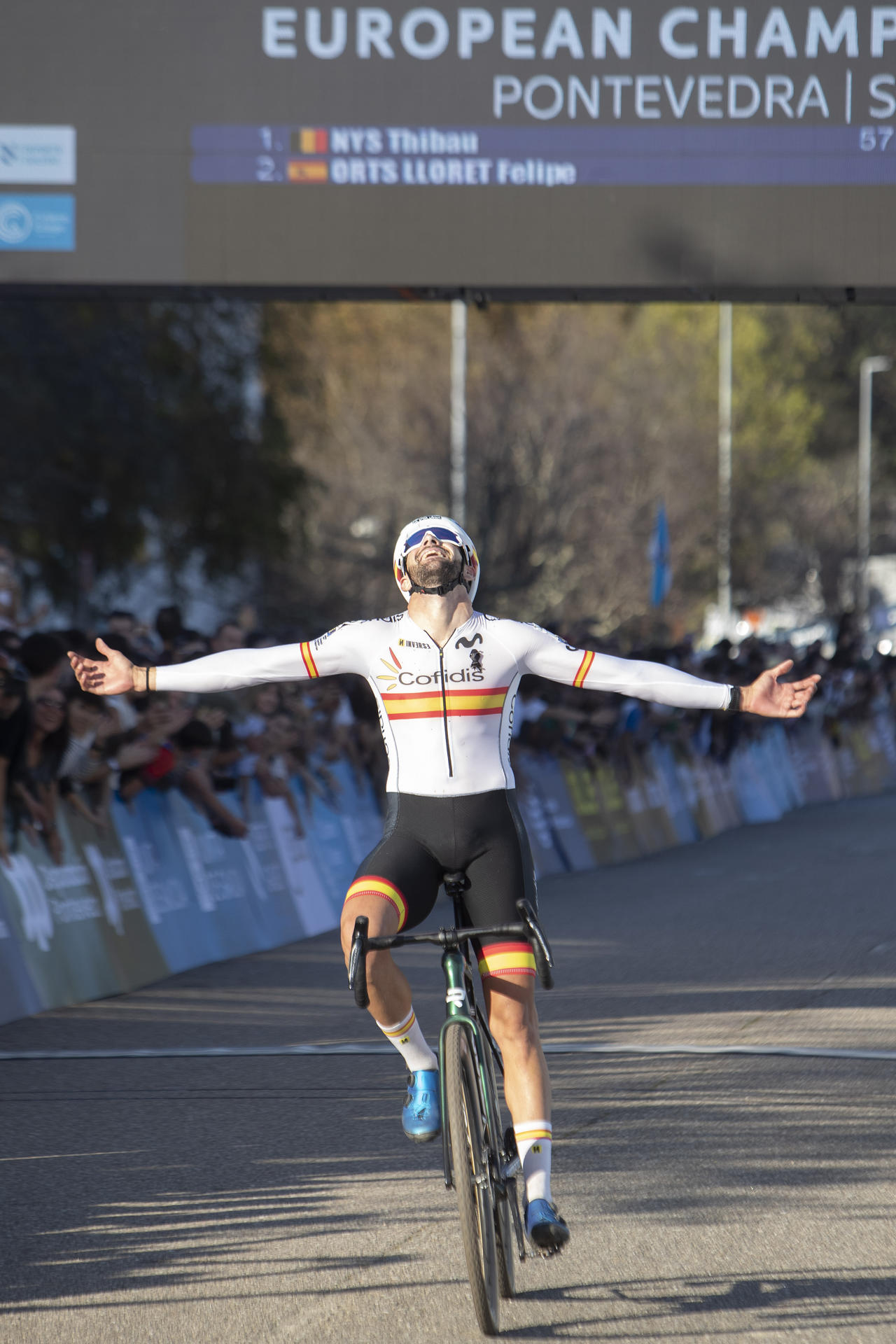 El español Felipe Orts cruza la linea de meta durante su participación en la prueba Élite Masculina del Campeonato de Europa de Ciclocross UEC que se ha celebrado hoy domingo en Pontevedra. EFE / Salvador Sas.
