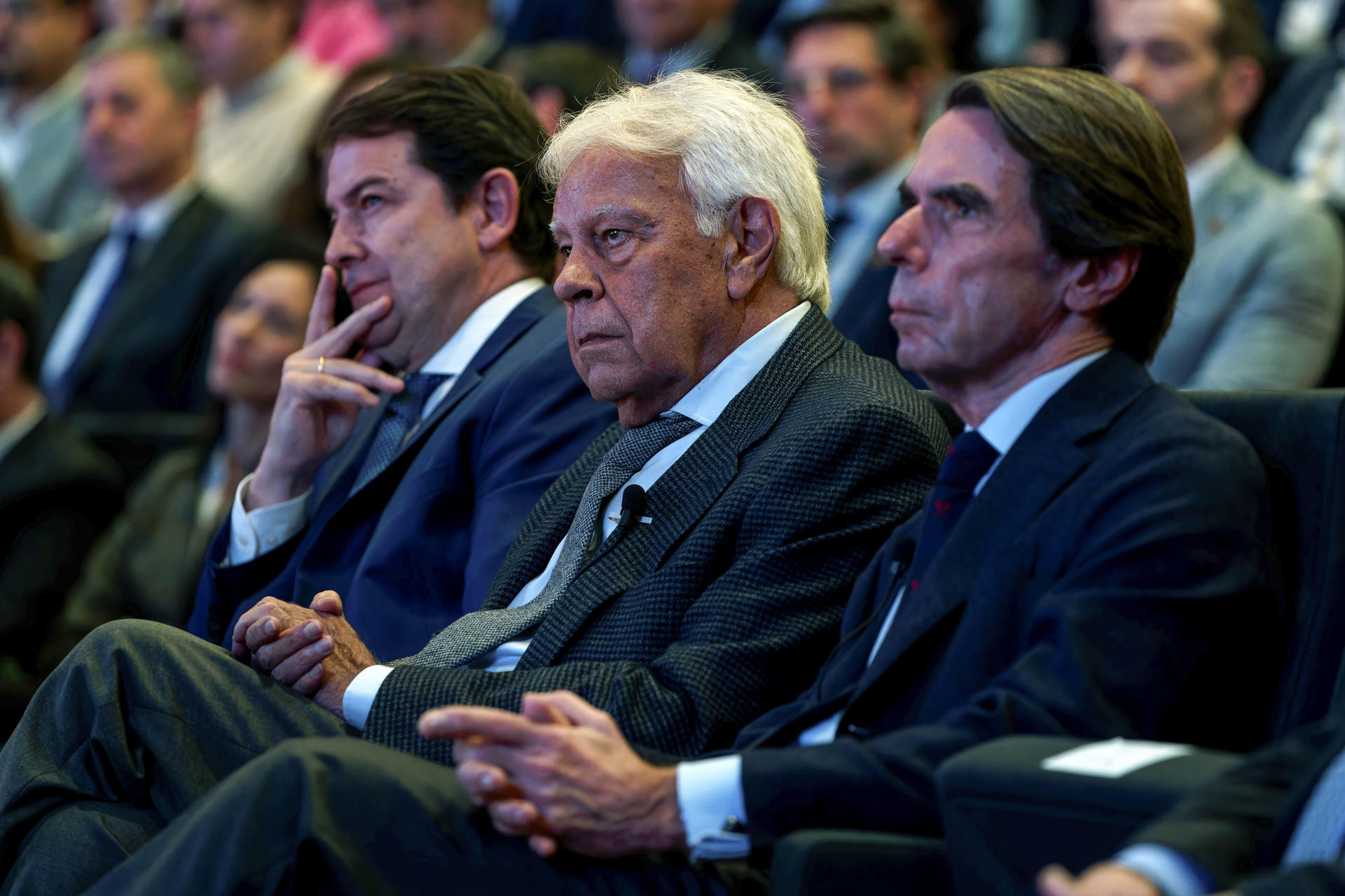 Los expresidentes del Gobierno, Felipe González (c) y José María Aznar (d), y el presidente de la Junta de Castilla y León, Alfonso Fernández Mañueco (i), durante la jornada "Diez años desde su partida: reflexiones sobre Adolfo Suárez" organizada por la UCAV y la Junta de Castilla y León hoy en Ávila.
