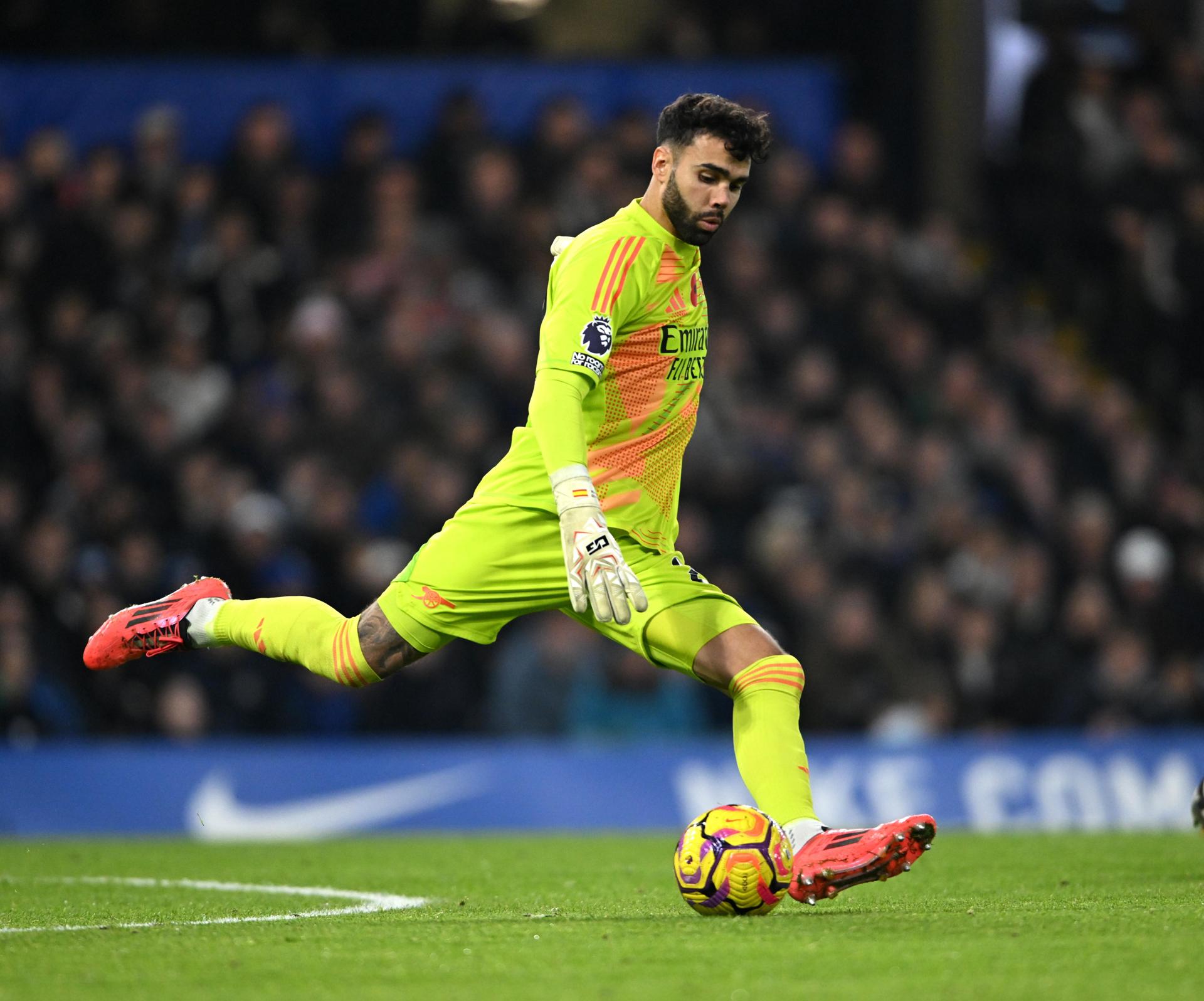 El portero del Arsenal David Raya durante el partido de la Premier League que han jugado Chelsea FC y Arsenal FC, en Londres, Reino Unido. EFE/EPA/DANIEL HAMBURY
