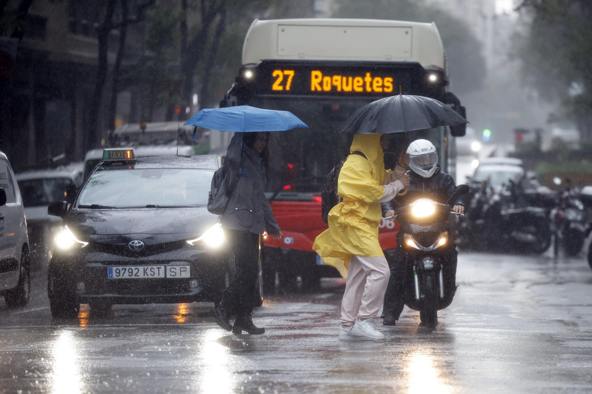 Vista de una calle del centro de Barcelona bajo un fuerte aguacero este lunes cuando las comarcas de del Garraf y del Barcelonès, en Barcelona, están en aviso rojo de la Agencia Estatal de Meteorología (Aemet), y la Generalitat ha enviado una alerta a los teléfonos móviles por la llegada de lluvias continuadas y torrenciales. EFE/Alberto Estévez
