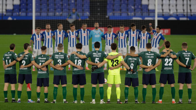 Los jugadores del Espanyol y del San Tirso guardan un minuto de silencio en la Copa del Rey. EFE/Cabalar
