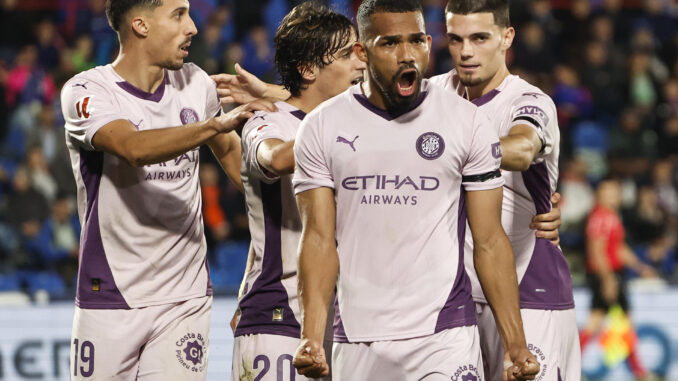 l centrocampista venezolano del Girona Yangel Herrera (2d) celebra el primer gol de su equipo durante el partido de LaLiga entre el Getafe y el Girona, este domingo en el Coliseo de Getafe. EFE/ Sergio Pérez
