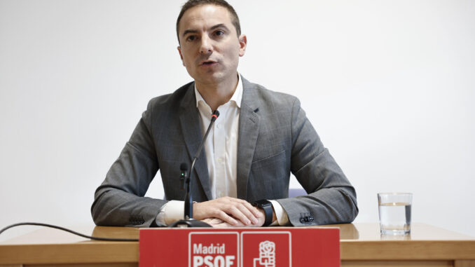 El secretario general del PSOE-M, Juan Lobato, durante su comparecencia este martes ante los medios en la Asamblea de Madrid tras el cuestionamiento a su actuación de certificar ante notario unos mensajes de WhatsApp con la directora del gabinete del ahora ministro Oscar López. EFE/ Sergio Perez
