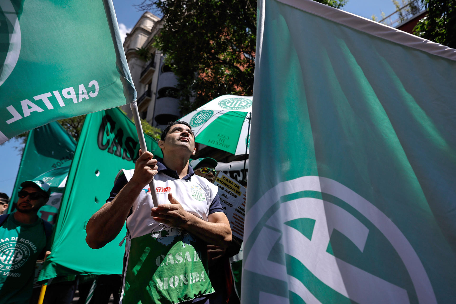 Personas se manifiestan durante una protesta este jueves en Buenos Aires (Argentina). EFE/Juan Ignacio Roncoroni
