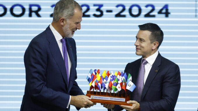 El rey Felipe VI recibe las banderas de los países de Iberoamerica del presidente de Ecuador, Daniel Noboa, al cierre de la sesión plenaria de la XXIX Cumbre Iberoamericana este viernes, en el museo Pumapungo en Cuenca (Ecuador). EFE/ Bienvenido Velasco
