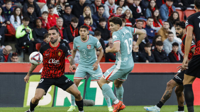 El centrocampista del Mallorca Sergio Darder (i) pelea un balón con el delantero argentino Julián Álvarez (3i), del Atlético de Madrid, durante el partido de LaLiga entre el Real Mallorca y el Atlético de Madrid, este domingo en el estadio de Soin Moix. EFE/CATI CLADERA
