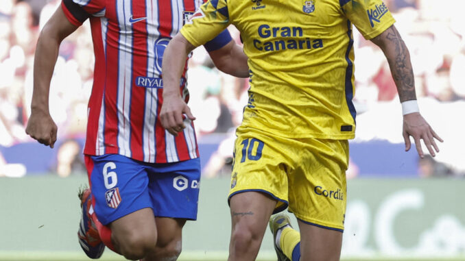 El defensa del Atlético de Madrid Koke Resurrección (i) y el centrocampista de Las Palmas Alberto Moleiro, en acción durante el partido de LaLiga que ha enfrentado al Atlético de Madrid y a Las Palmas este domingo en el estadio Metropolitano en Madrid. EFE/Chema Moya
