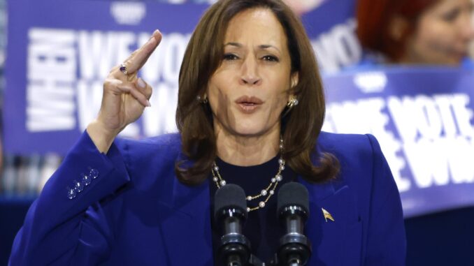 La candidata presidencial demócrata, la vicepresidenta de EE.UU., Kamala Harris, se dirige al podio para hablar durante un mitin de campaña en Craig Ranch Regional Park en North Las Vegas, Nevada, EE. UU., el 31 de octubre de 2024. EFE/BIZUAYEHU TESFAYE
