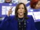 La candidata presidencial demócrata, la vicepresidenta de EE.UU., Kamala Harris, se dirige al podio para hablar durante un mitin de campaña en Craig Ranch Regional Park en North Las Vegas, Nevada, EE. UU., el 31 de octubre de 2024. EFE/BIZUAYEHU TESFAYE