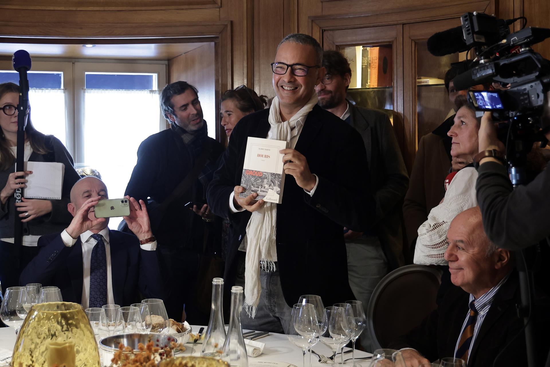 El escritor argelino Kamel Daoud (C) posó para una fotografía mientras celebra en el restaurante Drouant tras ganar el Premio Literario Goncourt 2024 por su libro 'Houris' en París, Francia, el 04 de noviembre de 2024. El Prix Goncourt se otorga anualmente a un autor por la organización literaria francesa 'Société littéraire des Goncourt' (Academia Goncourt). (Francia) EFE/EPA/CHRISTOPHE PETIT TESSON
