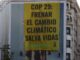 Imagen de la pancarta desplegada hoy en Madrid cedida por Greenpeace. EFE