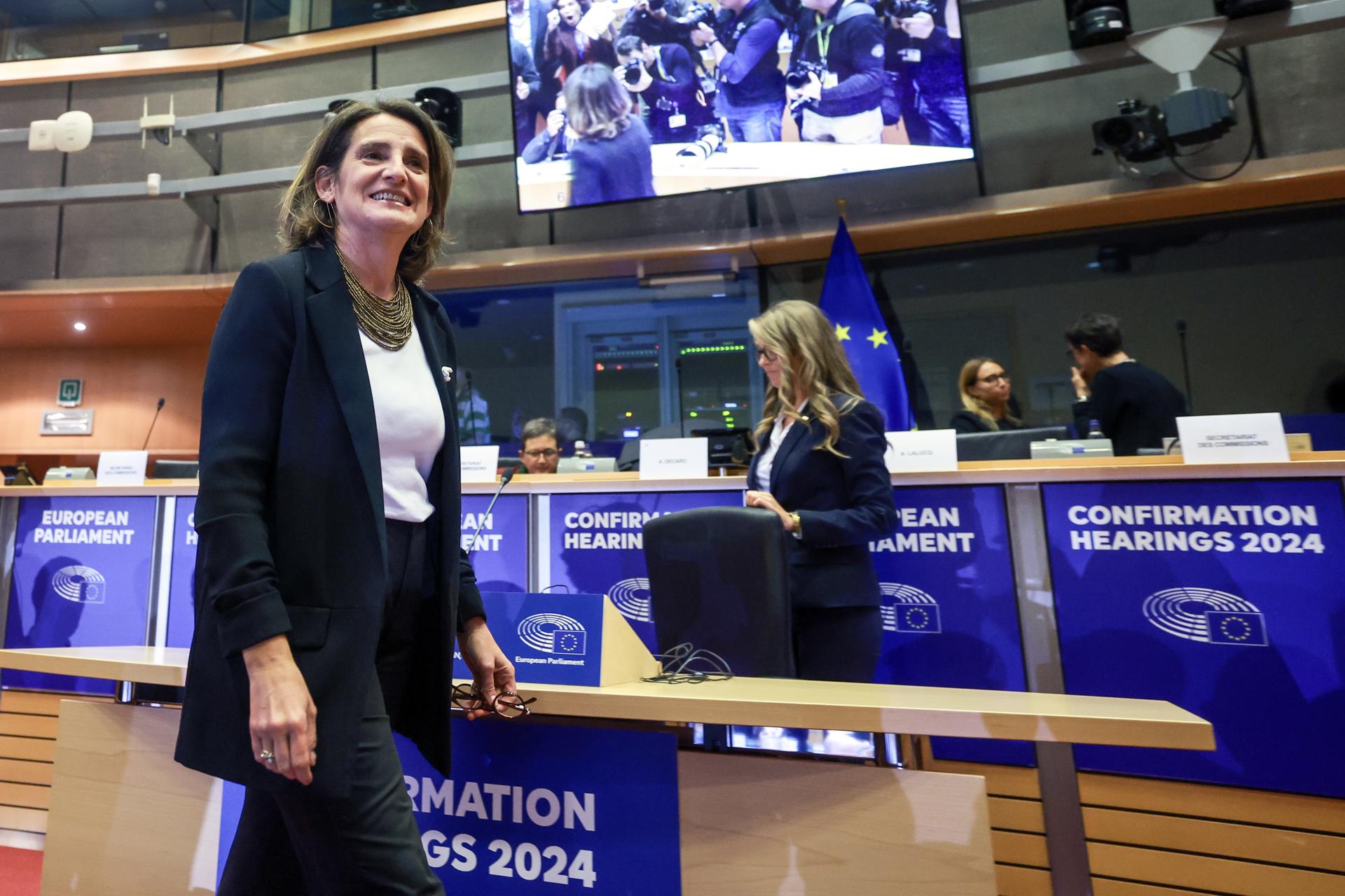 La Vicepresidenta Ejecutiva designada de la Comisión Europea para una Transición Limpia, Justa y Competitiva, Teresa Ribera, (L) asiste a su audiencia de confirmación ante las comisiones del Parlamento Europeo en Bruselas, Bélgica, el 12 de noviembre de 2024. (Bélgica, Bruselas) EFE/EPA/OLIVIER HOSLET
