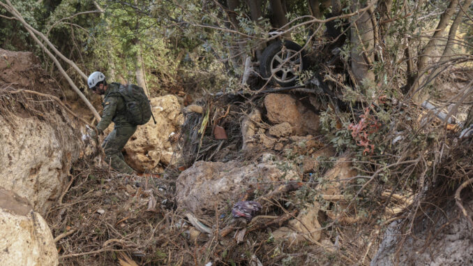 Efectivos de la UME trabajan en la cañada de Letur, provincia de Albacete, este viernes. EFE/ Ismael Herrero
