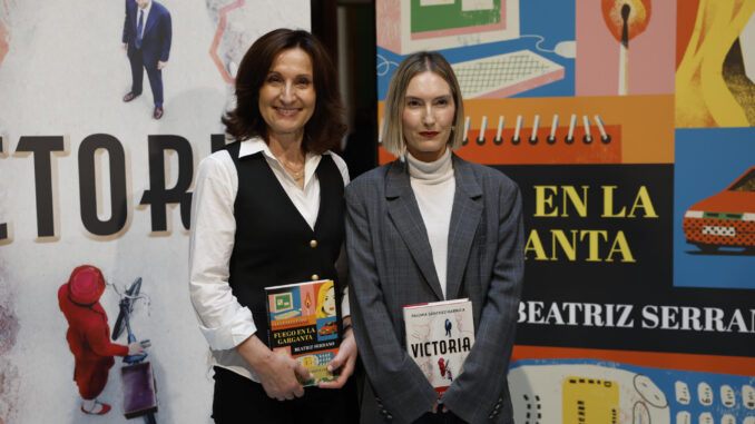 Las escritoras Paloma Sánchez-Garnica (i) y Beatriz Serrano (d) posan durante la presentación de sus respectivas obras Victoria' y 'Fuego en la garganta', ganadora y finalista del Premio Planeta 2024, ' este miércoles en Madrid. EFE/ Mariscal
