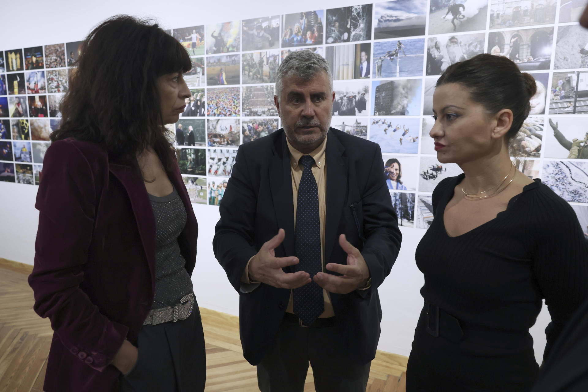 El presidente de EFE, Miguel Ángel Oliver (c), conversa con la ministra de Juventud e Infancia, Sira Rego (d) y la Igualdad, Ana Redondo (i), en el acto de celebración del 85 aniversario de la Agencia EFE e inauguración de la exposición 'Tu memoria colectiva', este jueves en el Espacio Larra, en Madrid. EFE/Kiko Huesca
