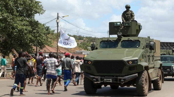 Patrulla militar durante una protesta de seguidores del candidato presidencial Venancio Mondlane exigiendo la 'restauración de la verdad electoral', mientras cortaban el tráfico en Ressano Garcia, la principal frontera entre Mozambique y Sudáfrica, Mozambique, 14 de noviembre de 2024. La Comisión Nacional Electoral (CNE) anunció el 24 de octubre los resultados de la tabulación general de las elecciones del 09 de octubre - presidenciales, legislativas y de asambleas provinciales - proclamando la victoria del partido gobernante Frente de Liberación de Mozambique (Frelimo) con 11 escaños más en el parlamento. El candidato presidencial de Frelimo, Daniel Chapo, quien fue elegido con el 70.67 por ciento de los votos, sucederá al presidente en funciones, Filipe Nyusi. Estos resultados fueron impugnados por la oposición, que alegó irregularidades. (Elections, Protests, South Africa) EFE/EPA/LUISA NHANTUMBO
