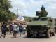 Patrulla militar durante una protesta de seguidores del candidato presidencial Venancio Mondlane exigiendo la 'restauración de la verdad electoral', mientras cortaban el tráfico en Ressano Garcia, la principal frontera entre Mozambique y Sudáfrica, Mozambique, 14 de noviembre de 2024. La Comisión Nacional Electoral (CNE) anunció el 24 de octubre los resultados de la tabulación general de las elecciones del 09 de octubre - presidenciales, legislativas y de asambleas provinciales - proclamando la victoria del partido gobernante Frente de Liberación de Mozambique (Frelimo) con 11 escaños más en el parlamento. El candidato presidencial de Frelimo, Daniel Chapo, quien fue elegido con el 70.67 por ciento de los votos, sucederá al presidente en funciones, Filipe Nyusi. Estos resultados fueron impugnados por la oposición, que alegó irregularidades. (Elections, Protests, South Africa) EFE/EPA/LUISA NHANTUMBO