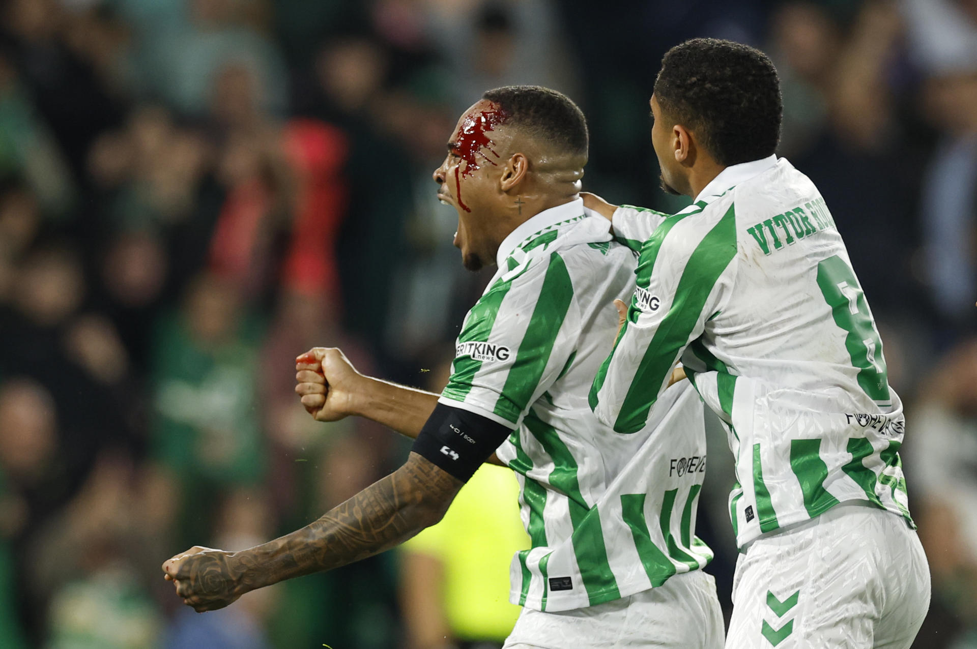 El defensa del Betis Natan Bernardo de Souza (i) celebra tras marcar ante el Celje, durante el partido de la tercera jornada de la Liga Conferencia que Real Betis y NK Celje disputan este jueves en el estadio Benito Villamarín, en Sevilla. EFE/Julio Muñoz
