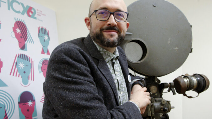 El director del Festival Internacional de Cine de Gijón (FICX), Alejandro Díaz Castaño, (Bimenes, Asturias, 1979) quiere mantener el estilo “rompedor y de vanguardia” característico del certamen que se realiza cada año desde hace más seis décadas porque considera que el glamour y la alfombra roja son prescindibles y apuesta por programar películas “que generen pensamiento crítico”. “El glamour y la alfombra roja no nos interesan, son algo accesorio, lo que pretendemos es que el festival genere debate con películas que nos enriquezcan a todos porque generan pensamiento crítico”, ha dicho Díaz Castaño en una entrevista con EFE antes del inicio, mañana, de la 62ª edición del certamen. EFE/ Juan González
