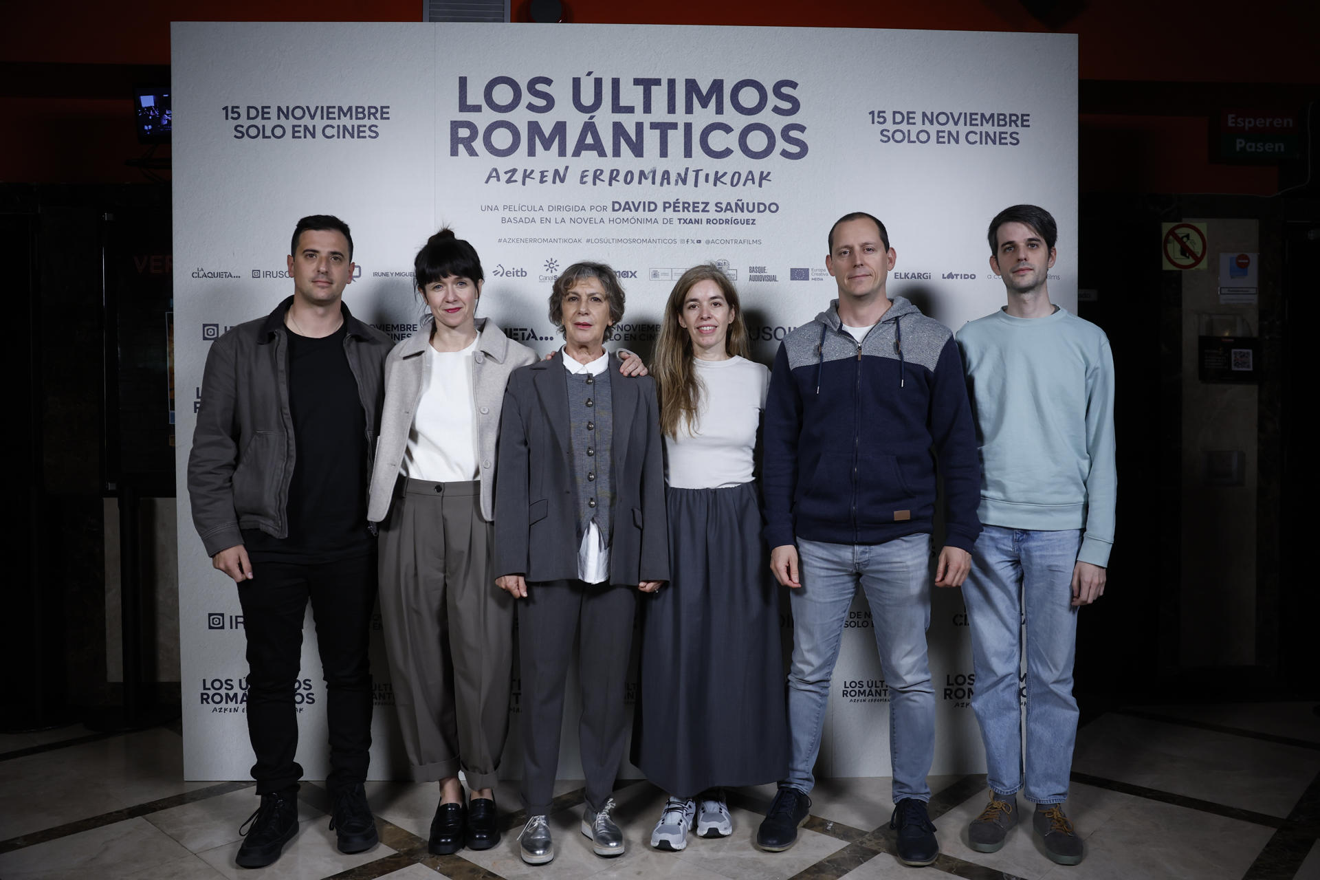 MADRID (ESPAÑA), 04/11/2024.- El director David Pérez Sañudo (i) y las actrices Miren Gaztañaga (2i) y Maica Barroso (3i) durante la presentación de su última película 'Los Últimos Románticos' este lunes en Madrid. EFE/ Mariscal
