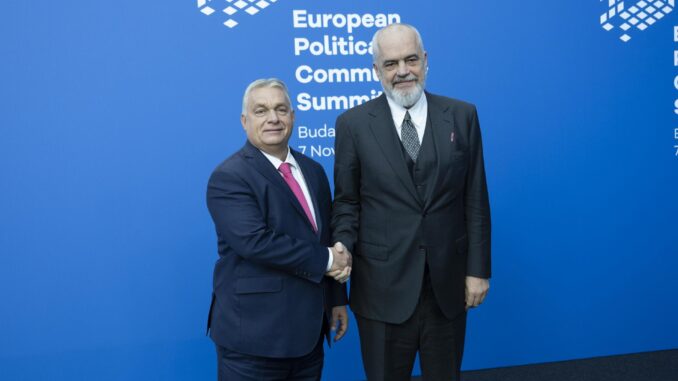 El primer ministro húngaro, Viktor Orban (i), recibe al primer ministro albanés, Edi Rama, en la quinta cumbre de la Comunidad Política Europea (CPE) en el Puskas Arena de Budapest, el 7 de noviembre de 2024.EFE/EPA/VIVIEN CHER BENKO HANDOUT - EDITORIAL USE ONLY - NO SALESHANDOUT EDITORIAL USE ONLY/NO SALES
