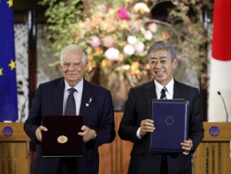 El jefe de la diplomacia europea, Josep Borrell, y el titular de Exteriores japonés, Takeshi Iwaya, este 1 de noviembre en Tokio. EFE/EPA/FRANCK ROBICHON