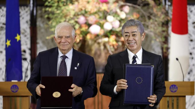 El jefe de la diplomacia europea, Josep Borrell, y el titular de Exteriores japonés, Takeshi Iwaya, este 1 de noviembre en Tokio. EFE/EPA/FRANCK ROBICHON
