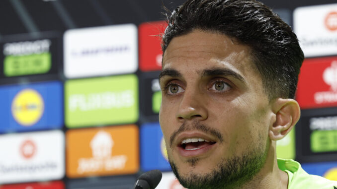 Uno de los capitanes del equipo Marc Bartra durante la rueda de prensa este miércoles en el estadio Benito Villamarín de Sevilla donde mañana juegan ante el NK Celje en el tercer partido de la liguilla de la Liga Conferencia. EFE/ Julio Muñoz
