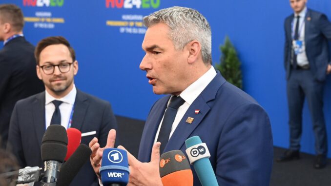 El canciller austriaco, Karl Nehammer, habla con los medios de comunicación a su llegada a la cumbre informal del Consejo Europeo en el Puskas Arena de Budapest, Hungría, el 8 de noviembre de 2024. EFE/EPA/ZOLTAN MATHE HUNGARY OUT
