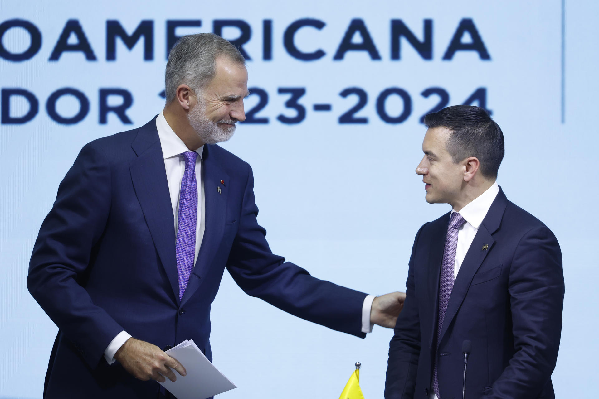 El rey Felipe VI habla con el presidente de Ecuador, Daniel Noboa, al cierre de la sesión plenaria de la XXIX Cumbre Iberoamericana este viernes, en el museo Pumapungo en Cuenca (Ecuador). EFE/ Mariscal
