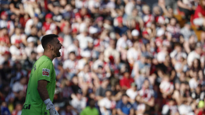 El portero del Athletic Unai SImón en el estadio de Vallecas en foto de archivo de Sergio Pérez. EFE
