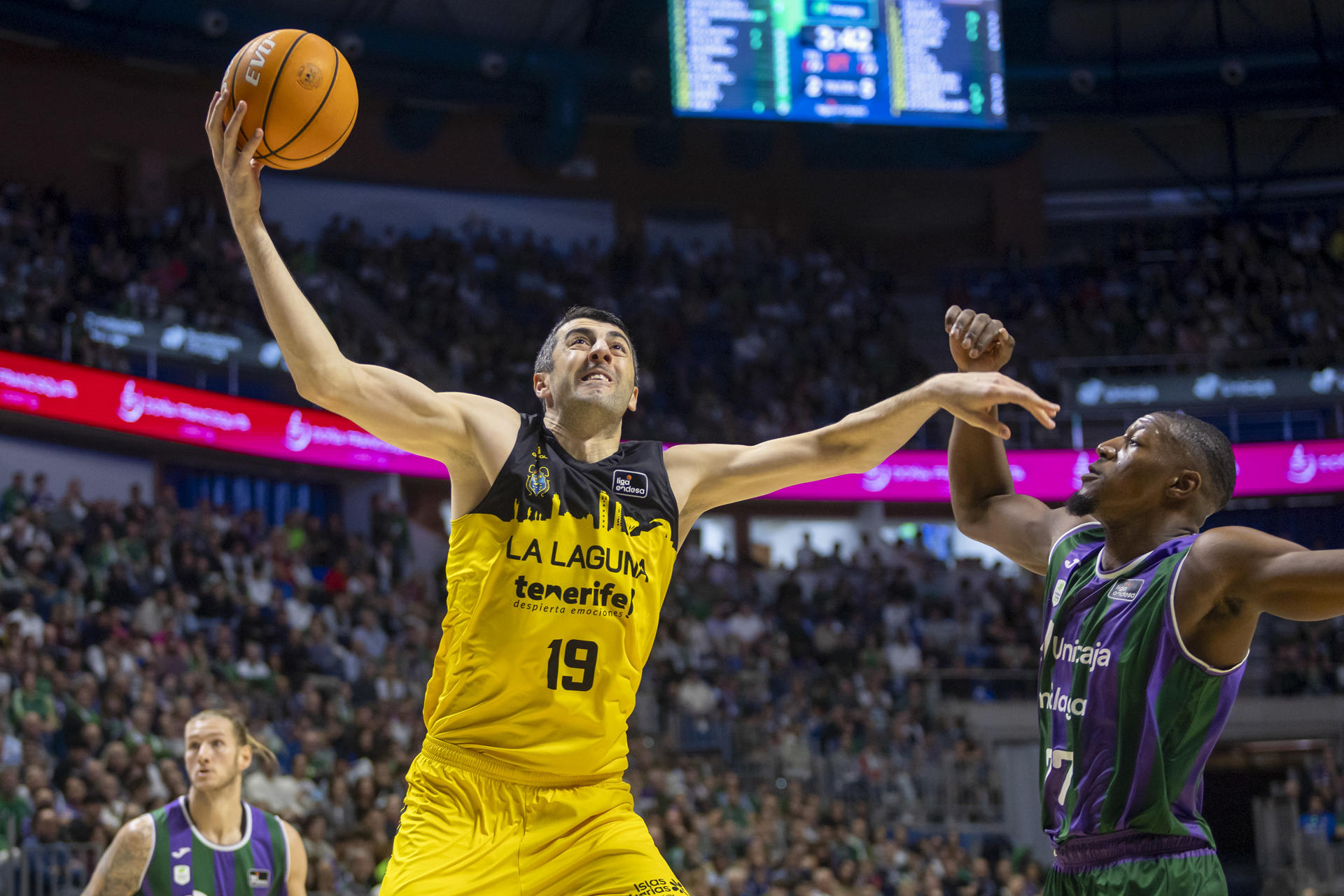 El jugador de La Laguna Tenerife Giorgi Shermadini (i) intenta superar a Yankuba Sima (d), del Unicaja, durante el partido de Liga Endesa en el Palacio de los Deportes José María Martín Carpena de Málaga. EFE/Álvaro Cabrera
