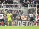 El delantero sueco del Newcastle Alexander Isak (2-d) logra el 1-0 durante el partido de la Premier League que han jugado Newcastle United y Arsenal FC, en Newcastle, Reino Unido. EFE/EPA/ADAM VAUGHAN