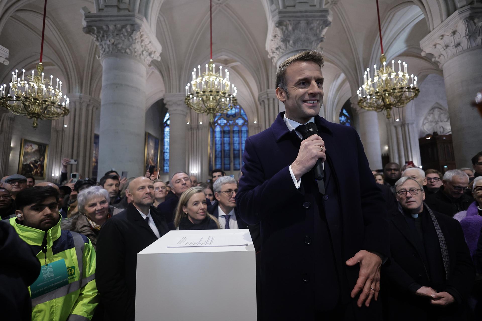 El presidente francés, Emmanuel Macron (C), pronuncia un discurso durante una visita a la catedral de Notre-Dame de París en París, el 29 de noviembre de 2024. EFE/EPA/CHRISTOPHE PETIT TESSON / POOL
