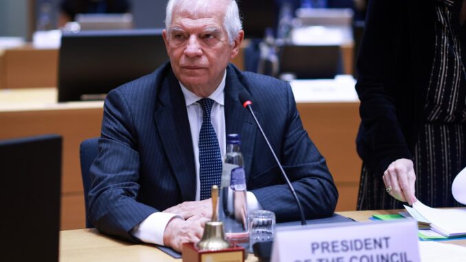 El Alto Representante de la Unión Europea para Asuntos Exteriores y Política de Seguridad, Josep Borrell, observa durante un Consejo de Asuntos Exteriores de la UE en la sede de la UE en Bruselas, Bélgica, el 18 de noviembre de 2024. Los Ministros de Asuntos Exteriores de la UE discutirán la agresión rusa contra Ucrania, la situación en Georgia a la luz de las elecciones parlamentarias y las relaciones transatlánticas en función del resultado de las elecciones presidenciales y parlamentarias de EE. UU. (Elections, Belgium, Russia, Ukraine, Brussels) EFE/EPA/OLIVIER HOSLET
