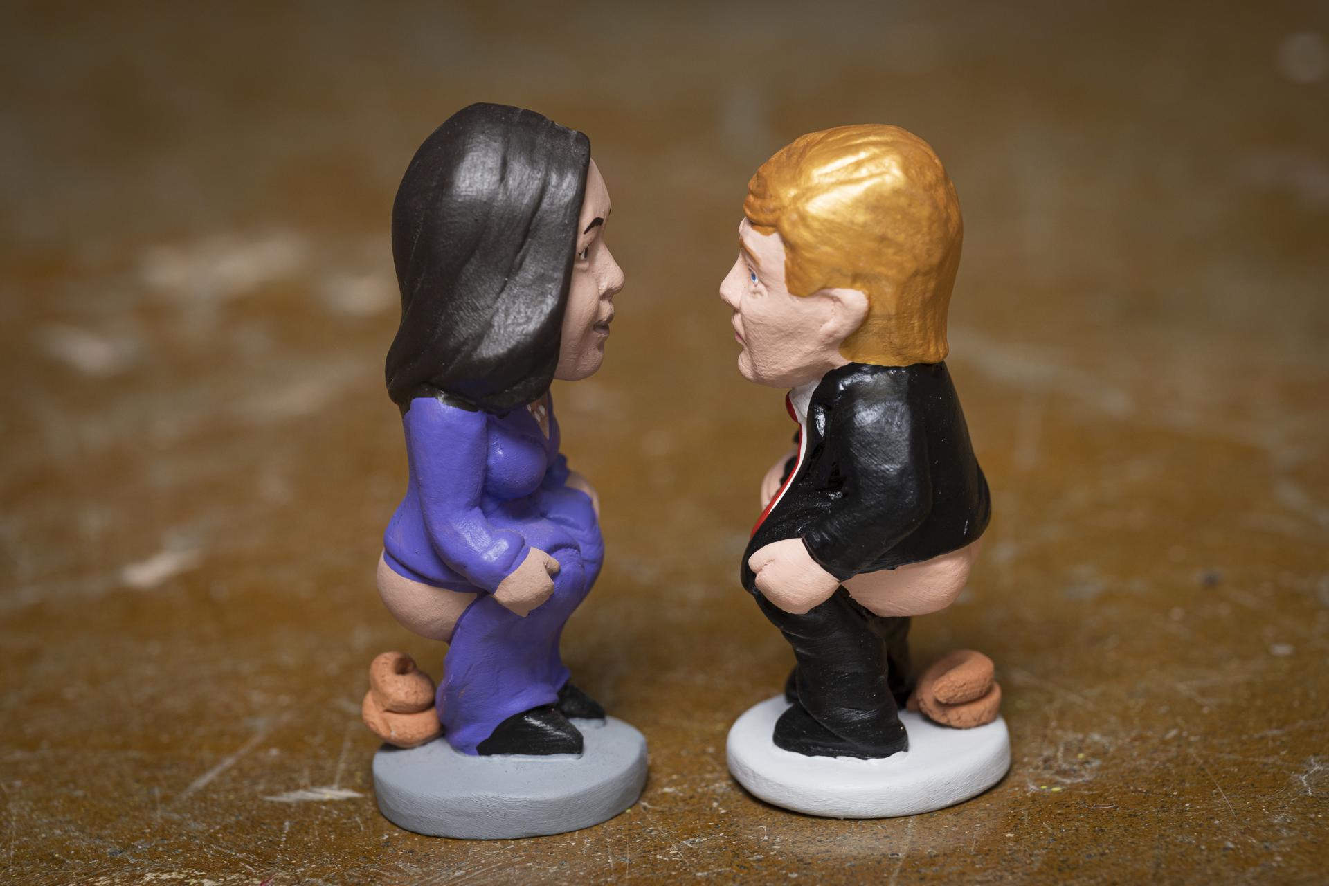 Detalle de los caganers de Kamala Harris y Donald Trump, dos de las novedades del catálogo de la firma caganer.com para esta Navidad, junto al dúo de jóvenes talentos barcelonistas que conforman Lamine Yamal y Dani Olmo, el tridente madridista que integran Mbappé, Vinicius y Bellingham, y los hermanos Williams, Iñaki y Nico, entre otros. EFE/David Borrat
